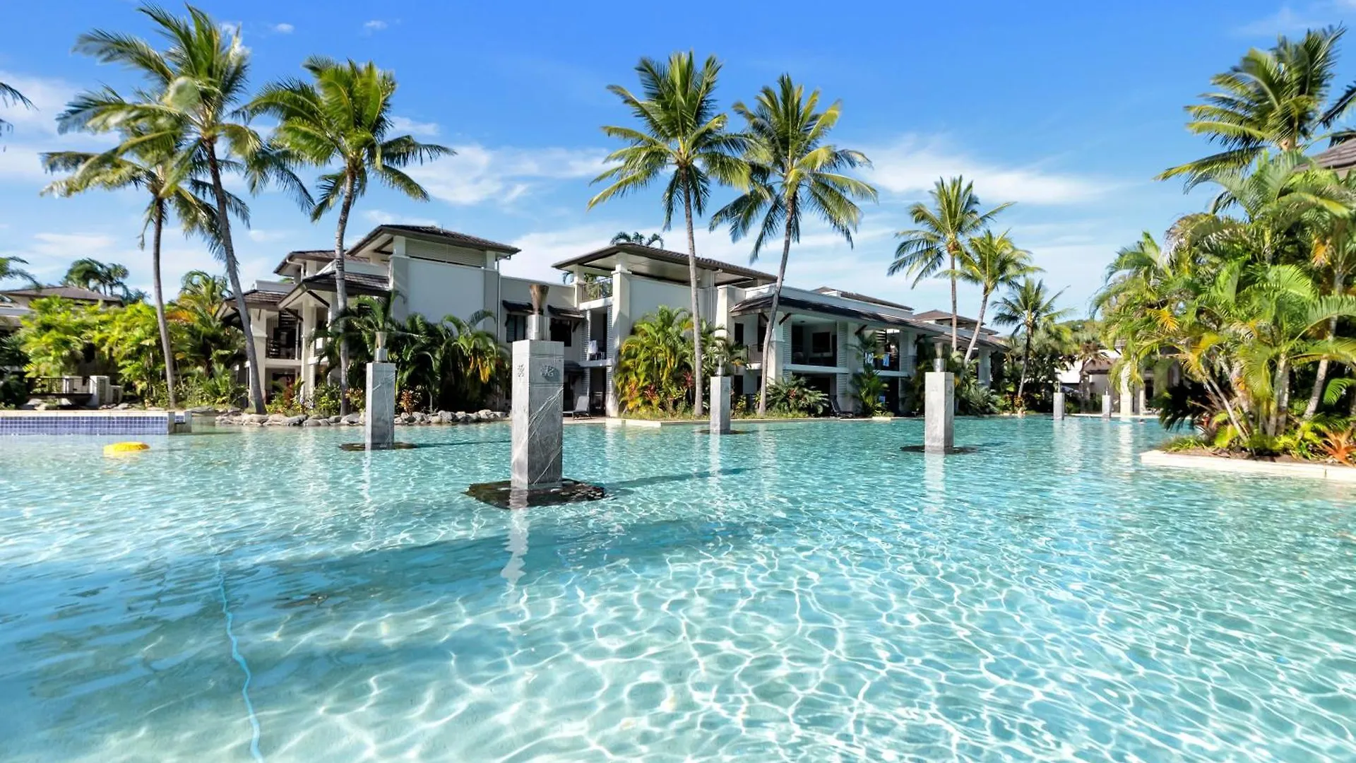Resort-Style Swim Out - A True Tropical Oasis Port Douglas Lägenhet