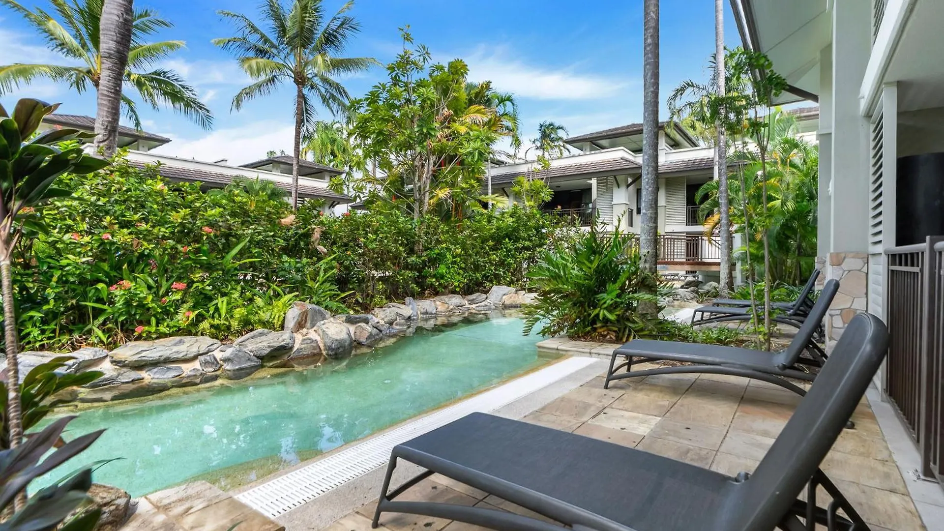 Resort-Style Swim Out - A True Tropical Oasis Port Douglas Lägenhet